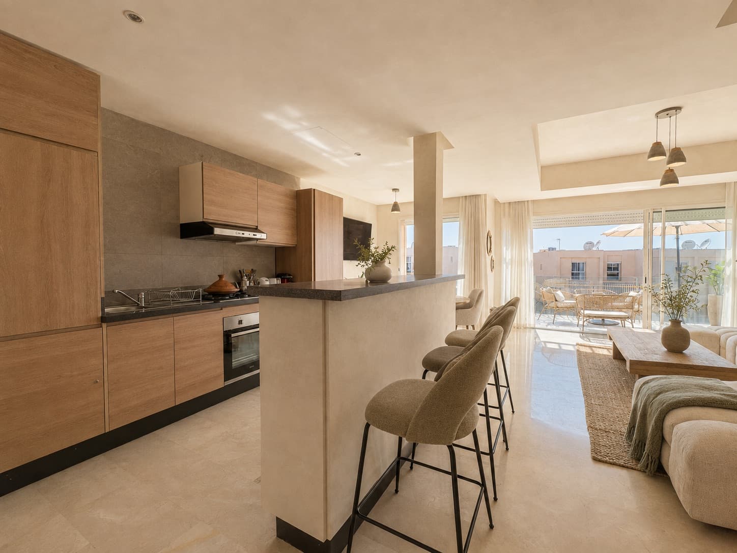 Cuisine et séjour d'un appartement préparé pour l'arrivée d'un voyageur